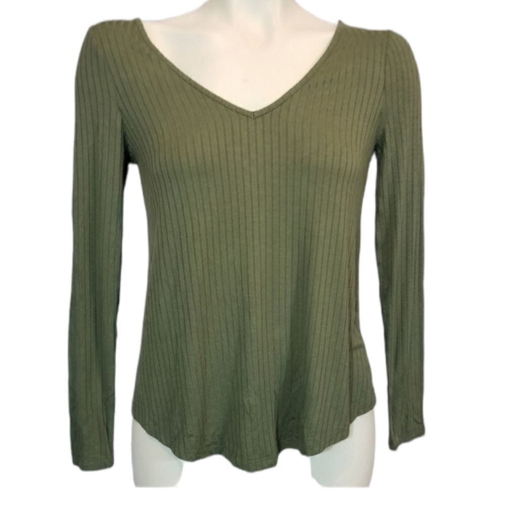 love, Fire Olive Green V-Neck Tee Size XS‎